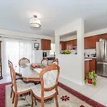Toronto Central Bnb- High Speed Internet, Free Parking