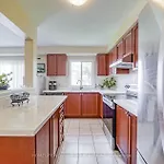 Toronto Central Bnb- High Speed Internet, Free Parking